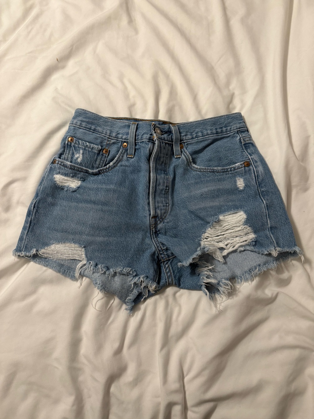 Levi’s Denim size W26
High-Rise Distressed Denim Women’s Shorts - Light Blue